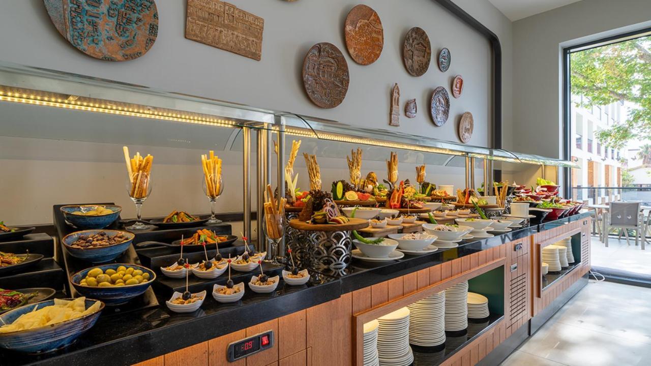 Sundia by Liberty Fethiye Otel Dış mekan fotoğraf A buffet at a hotel