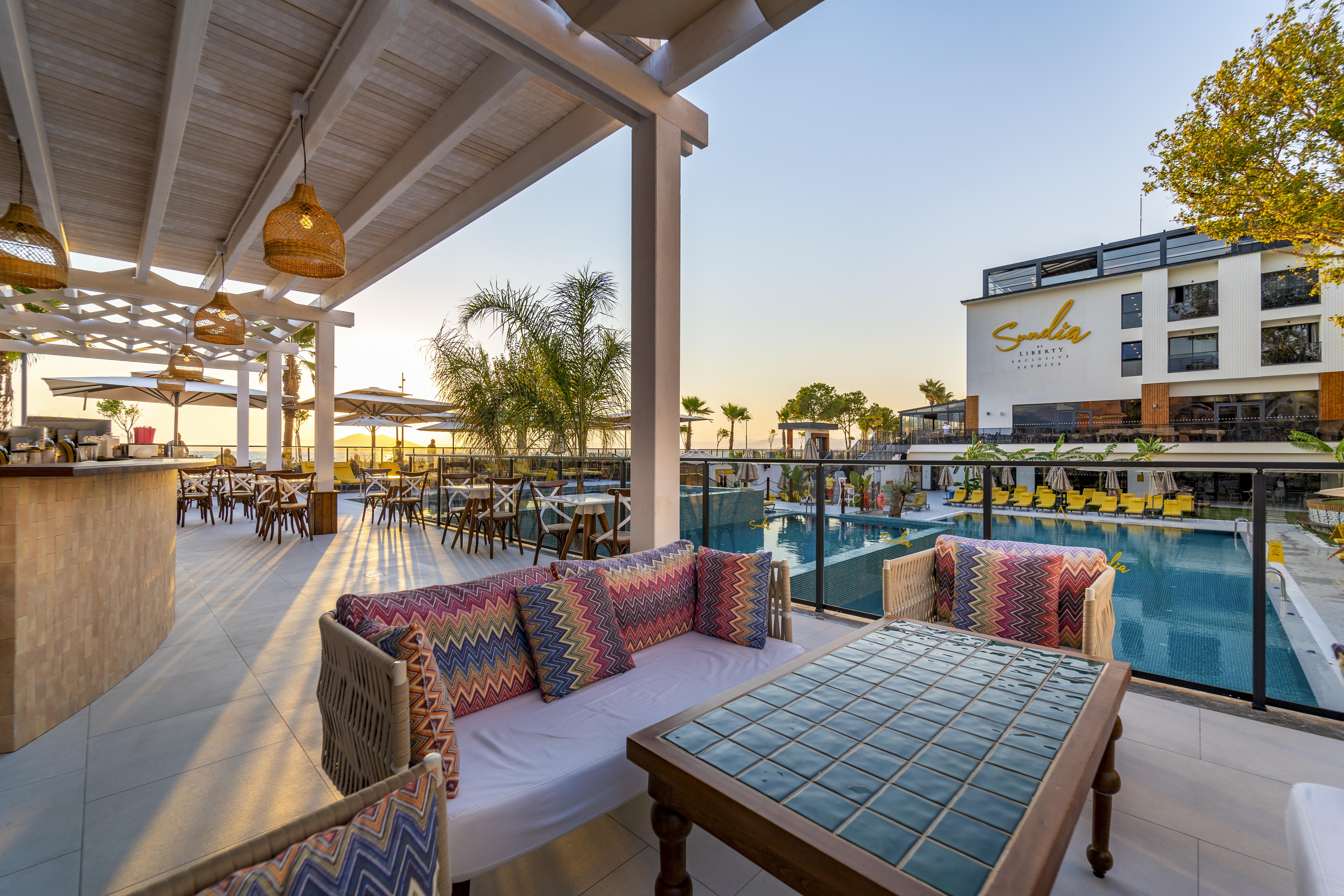 Sundia by Liberty Fethiye Otel Dış mekan fotoğraf The rooftop bar at the hotel