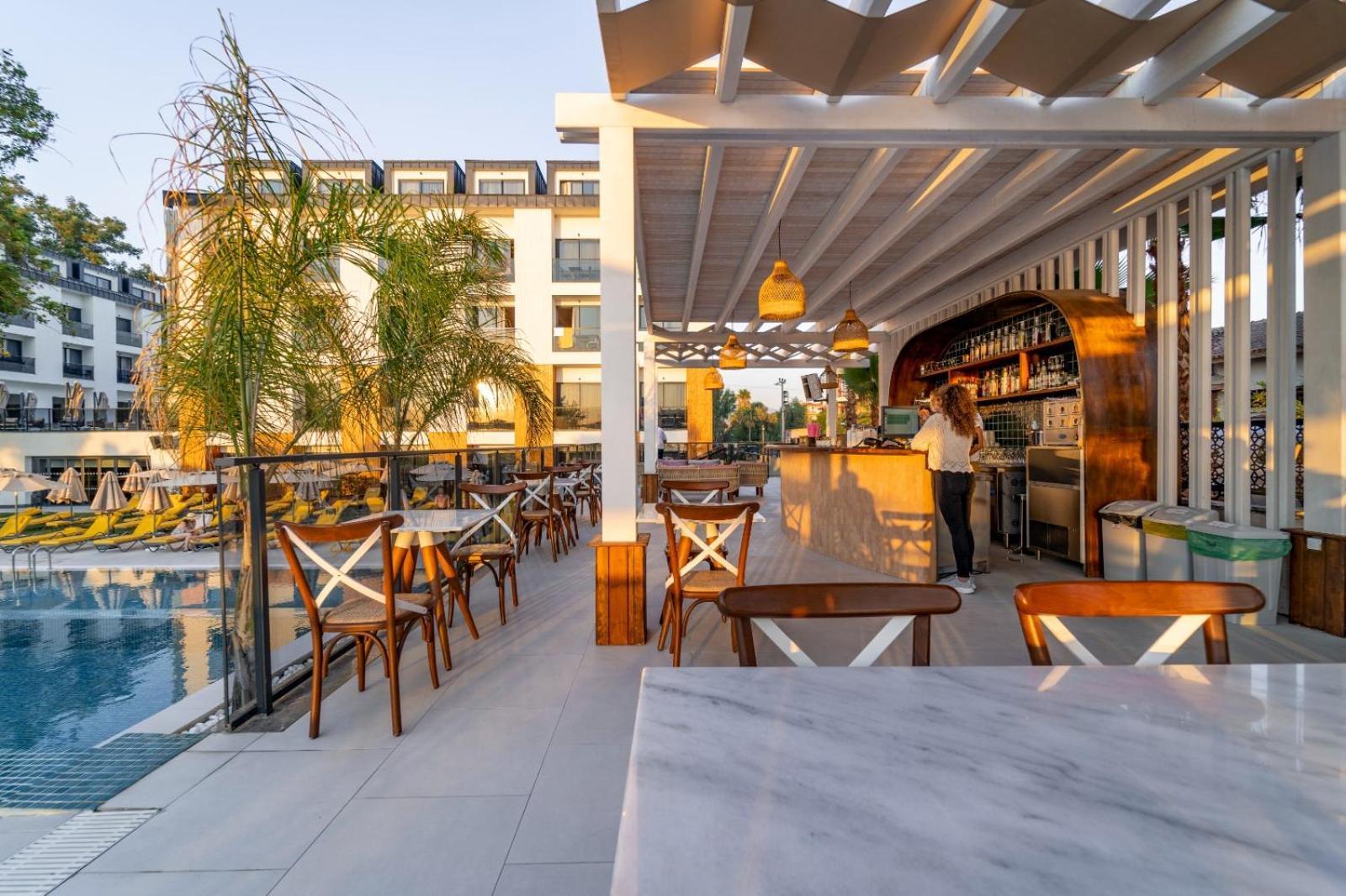 Sundia by Liberty Fethiye Otel Dış mekan fotoğraf The pool bar at the hotel
