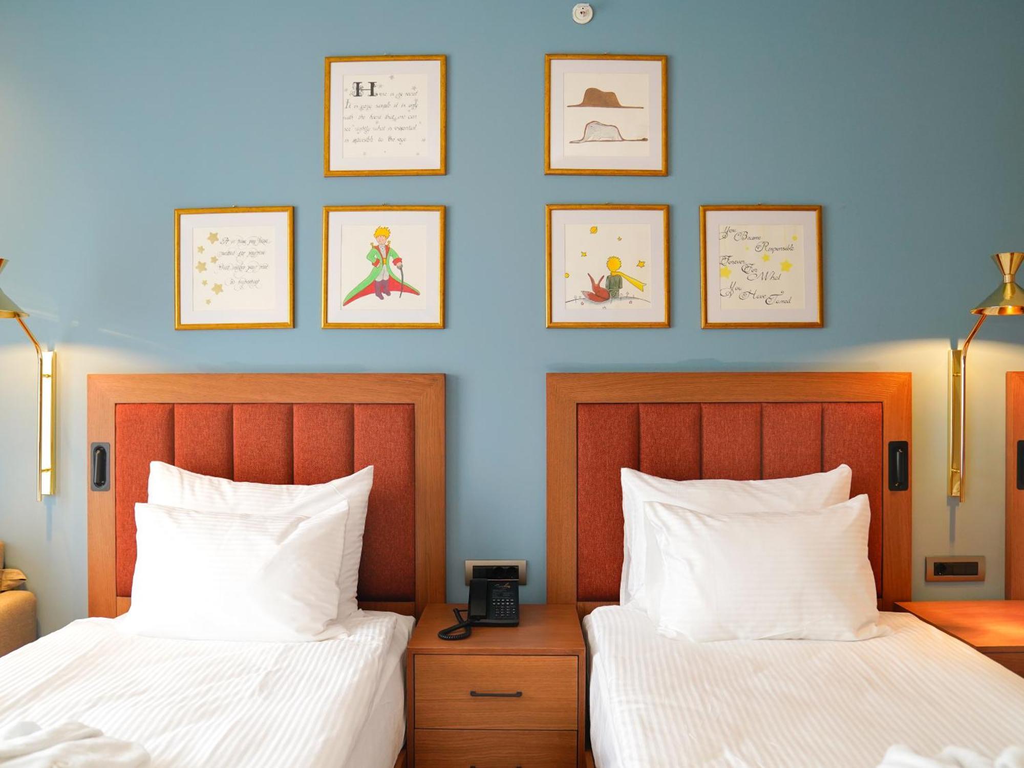 Sundia by Liberty Fethiye Otel Dış mekan fotoğraf Artwork by the late artist, artist's wife and daughter