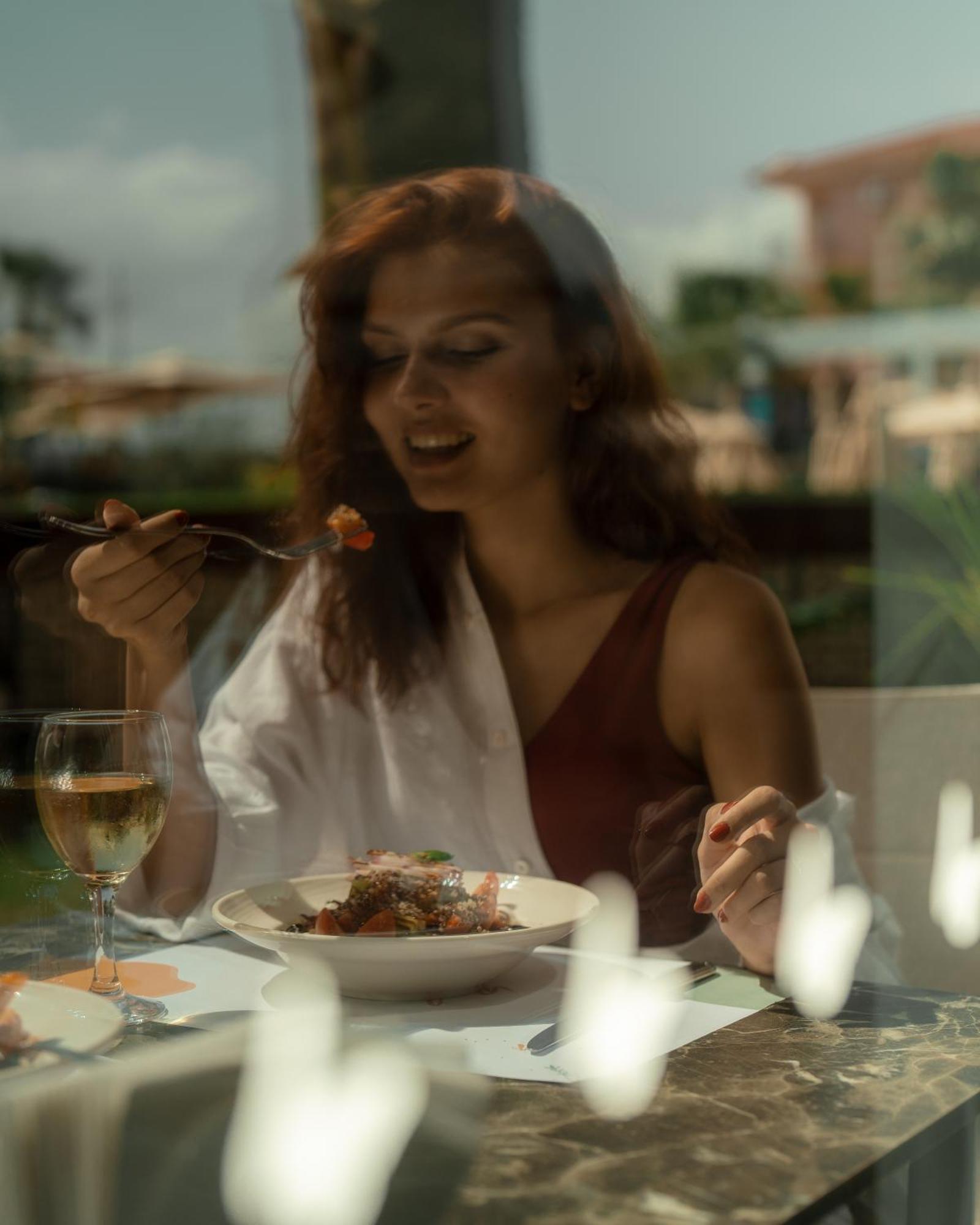 Sundia by Liberty Fethiye Otel Dış mekan fotoğraf A woman eating