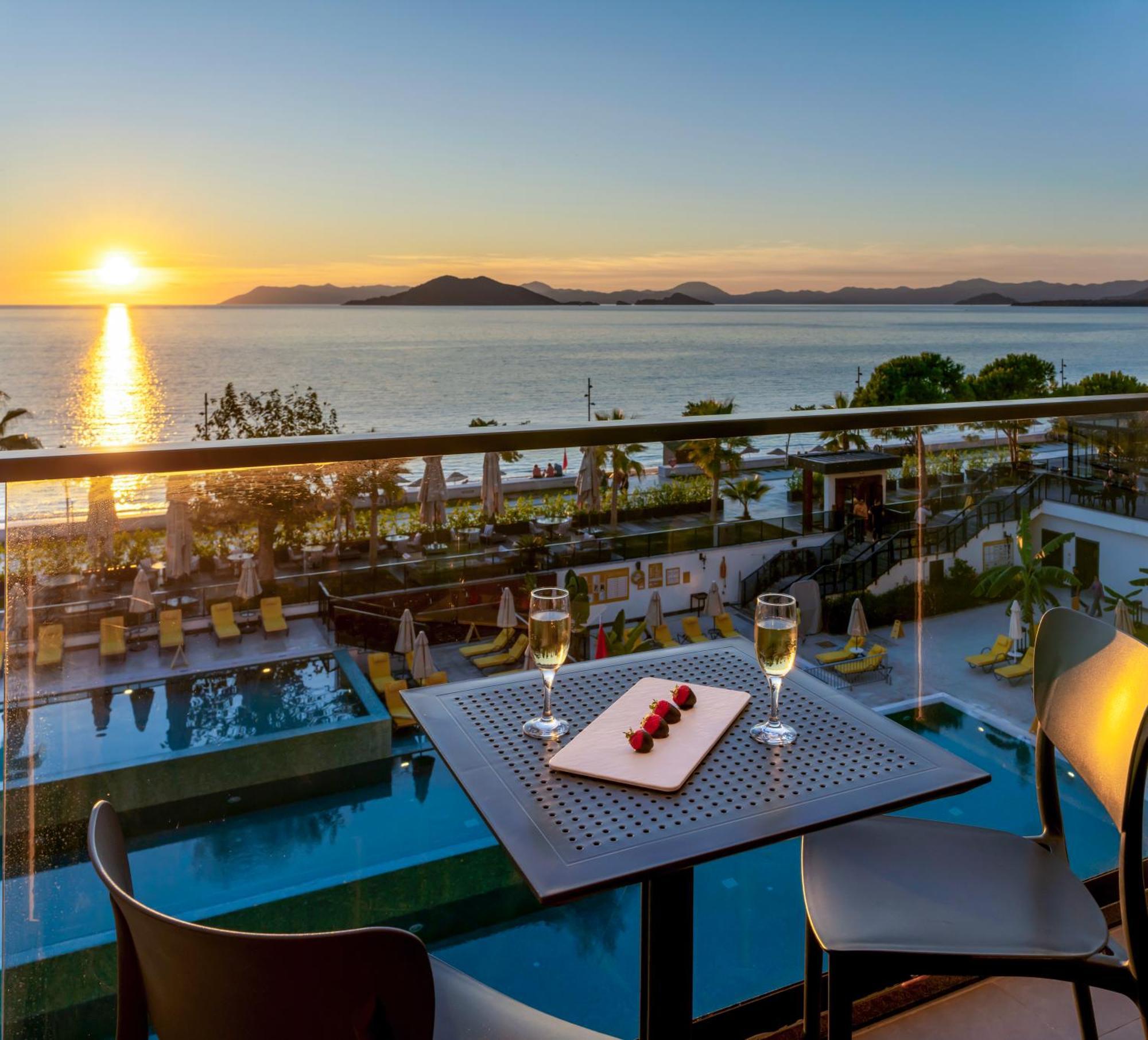 Sundia by Liberty Fethiye Otel Dış mekan fotoğraf Sunset at the hotel